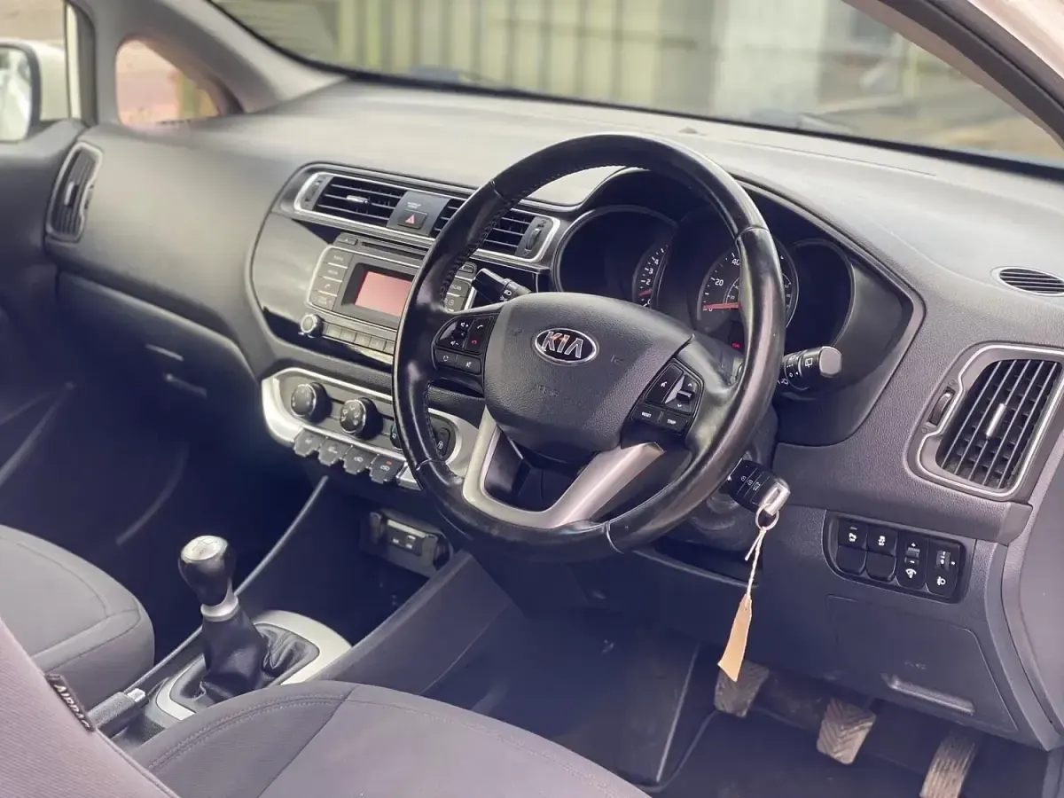 Used Kia Rio 84 HP (61 kW) 2016 White Hatchback