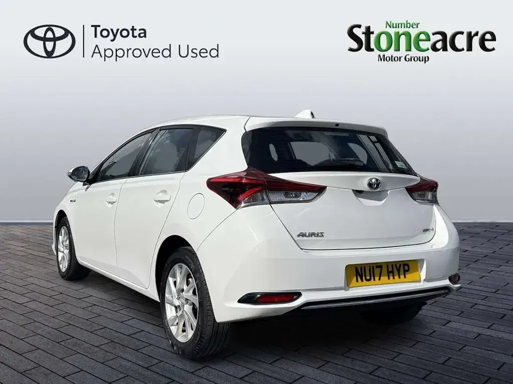 Used Toyota Auris Hybrid 134 HP (98 kW) 2017 White Hatchback