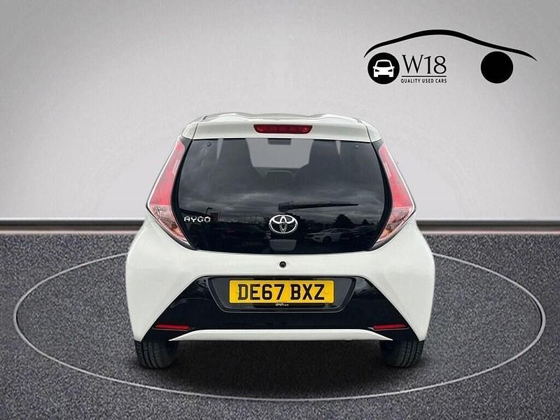 Used Toyota Aygo x-press 68 HP (50 kW) 2017 White Hatchback