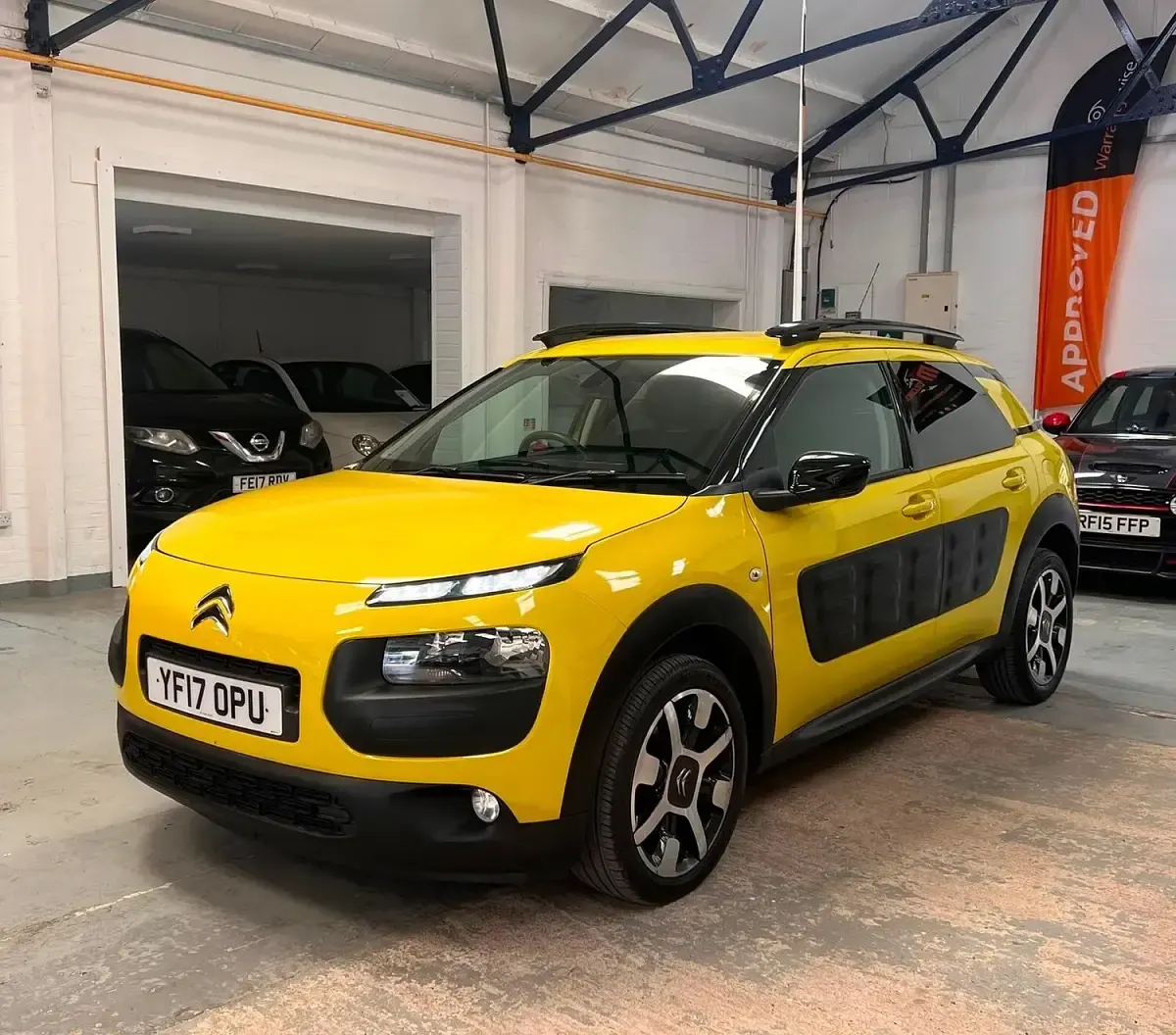 Used Citroën C4 Cactus Flair 2017 Yellow Hatchback