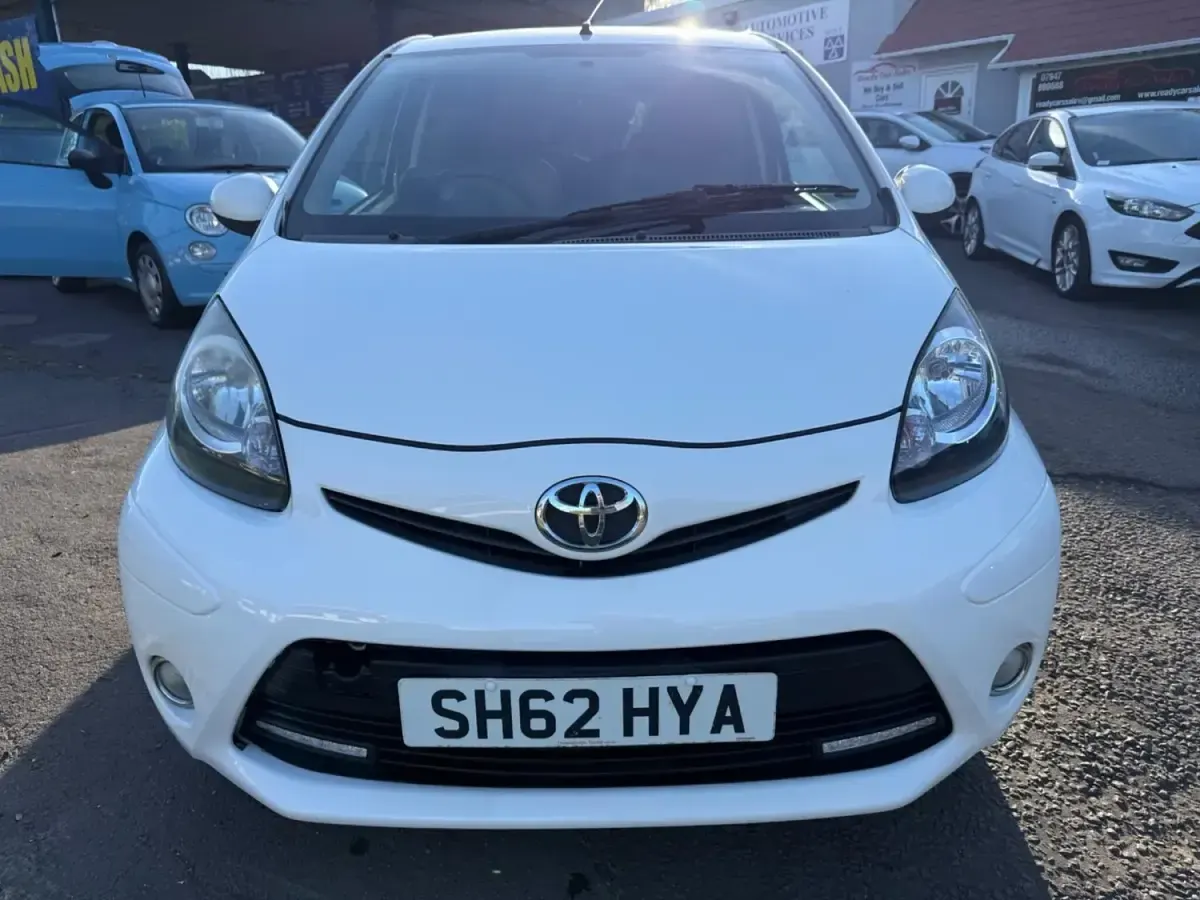 Begagnad Toyota Aygo 68 HK (50 kW) 2012 Vit Halvkombi