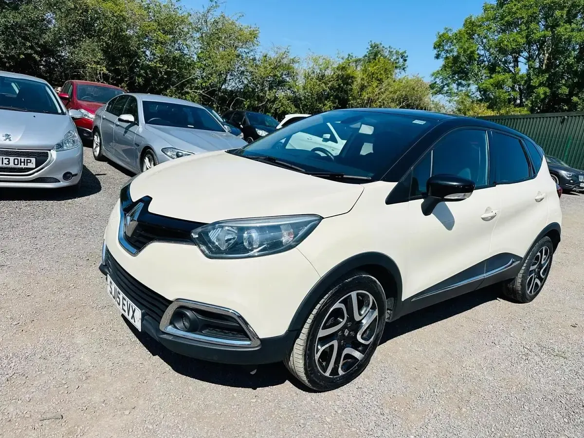 Used Renault Captur Dynamique 90 HP (66 kW) 2015 White SUV