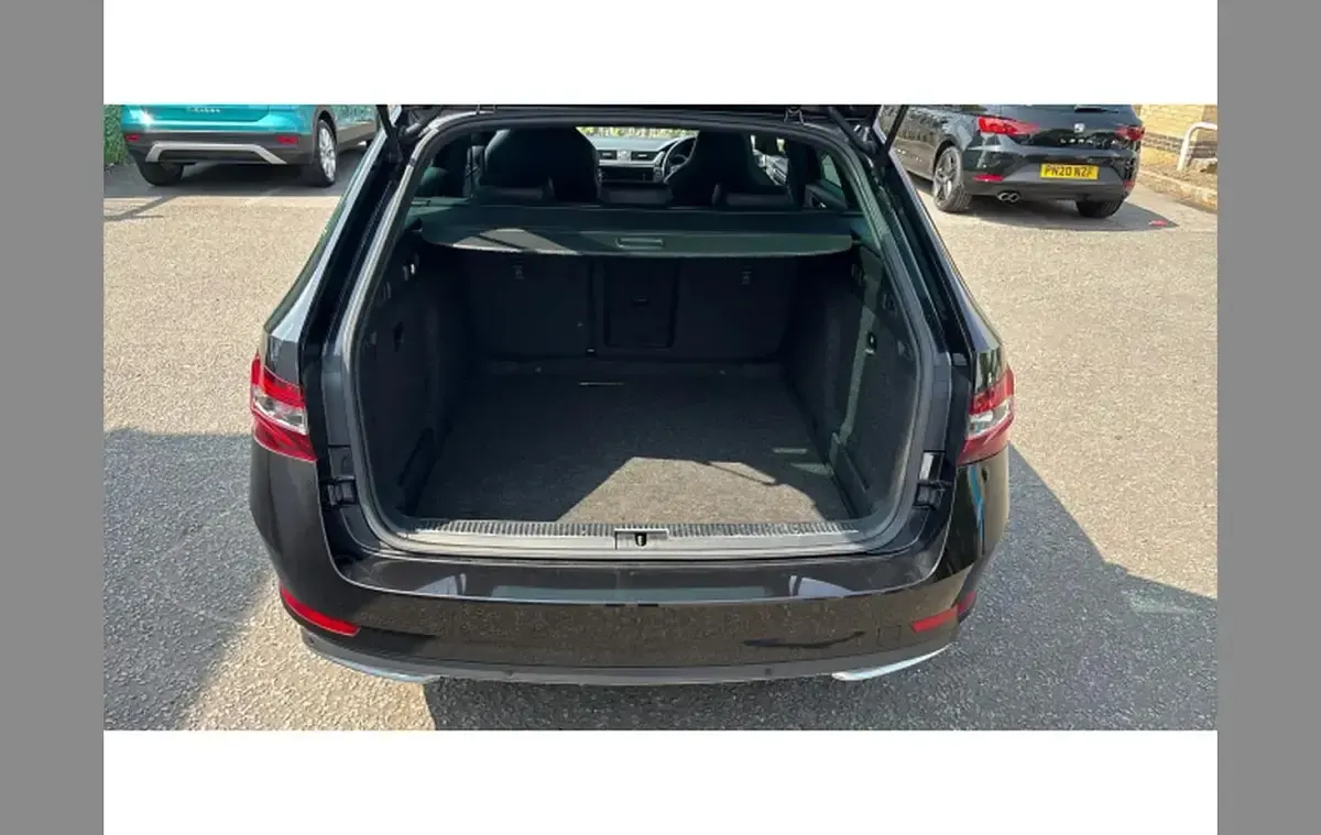 Usado Skoda Superb SportLine 150 CV (110 kW) 2018 Negro Familiar