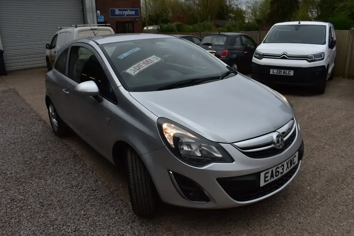 Second-hand Vauxhall Corsa 75 CP (55 kW) 2013 Argintiu Hatchback