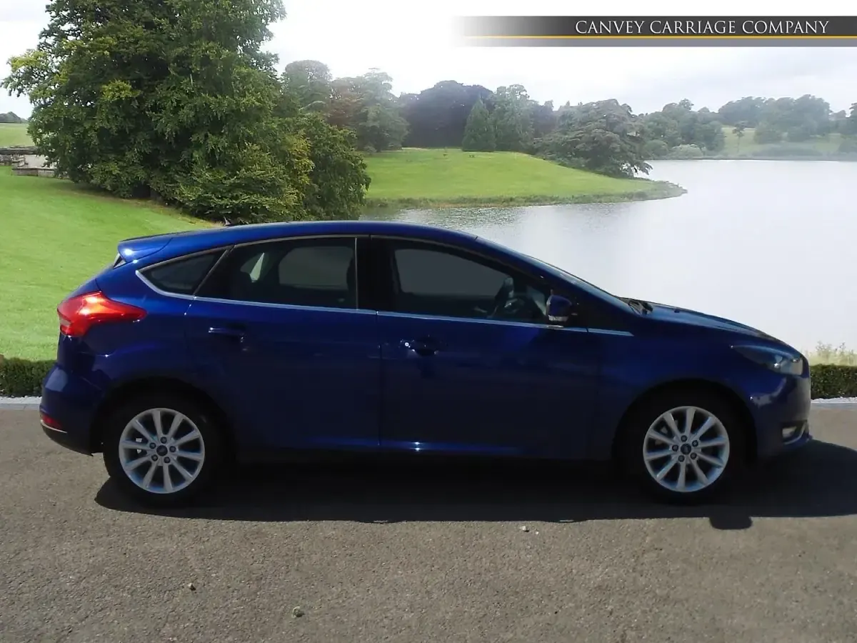Gebraucht Ford Focus Titanium 125 PS (91 kW) 2018 Blau Kleinwagen