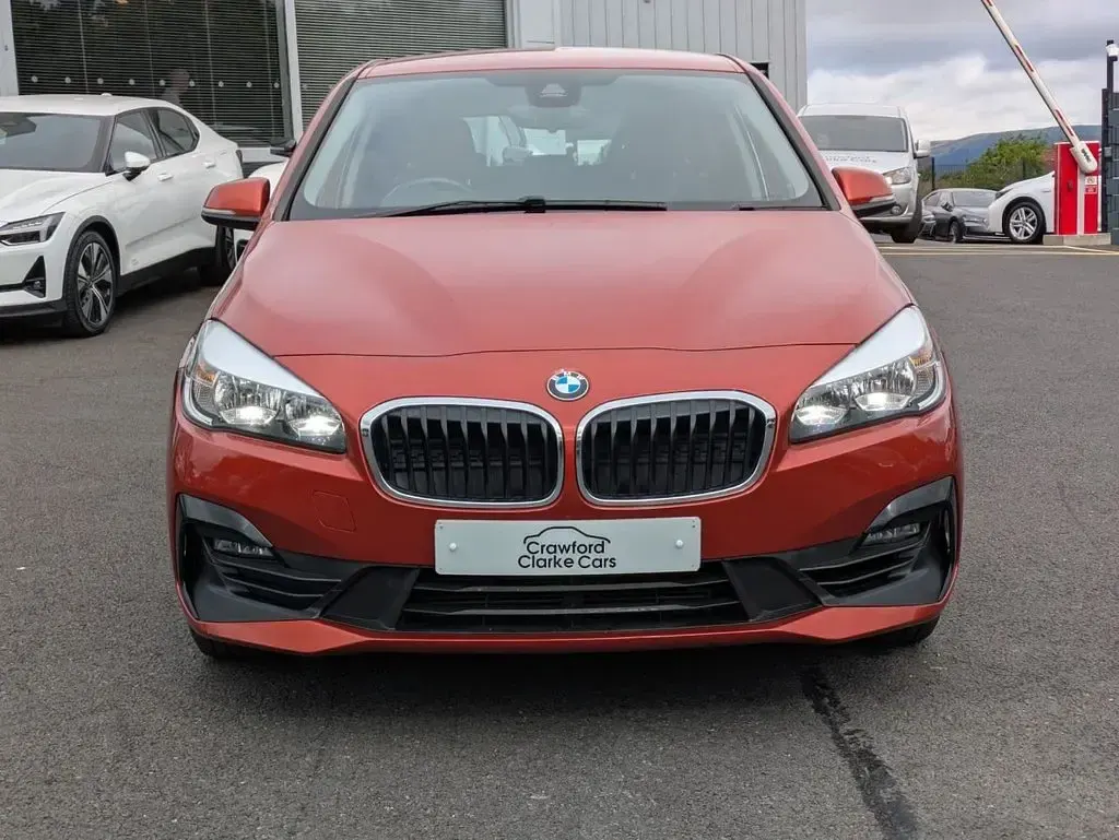 Begagnad BMW 218 Comfort Edition 140 HK (102 kW) 2019 Orange Minibuss