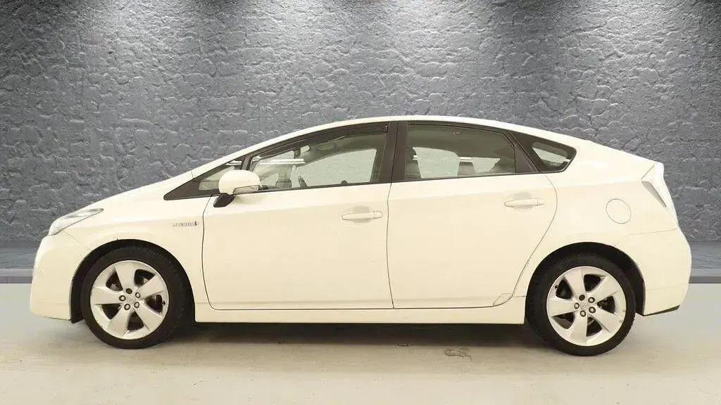 Used Toyota Prius 2011 White Hatchback