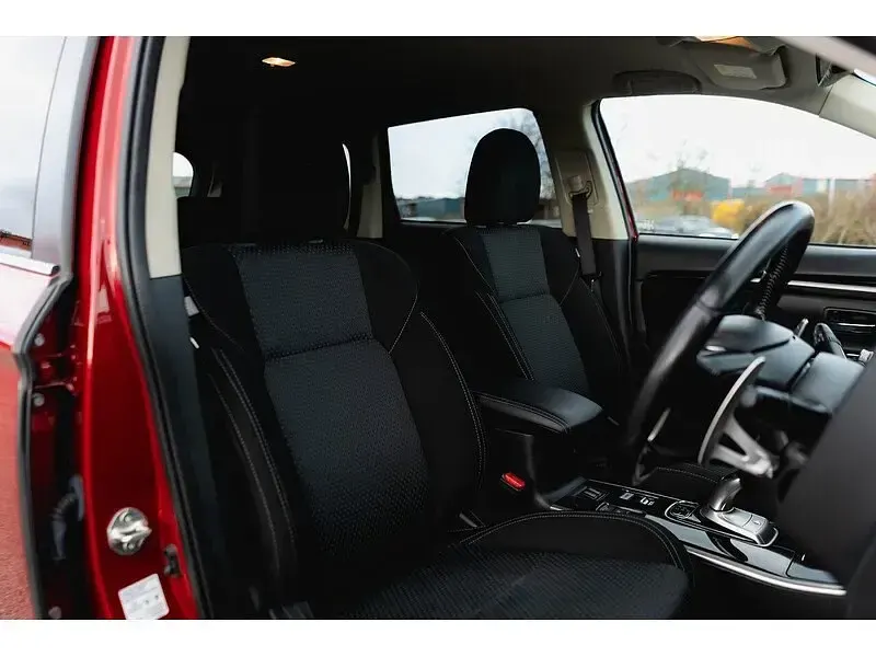 Używany Mitsubishi Outlander P-HEV 224 KM (164 kW) 2020 Czerwony Kombi