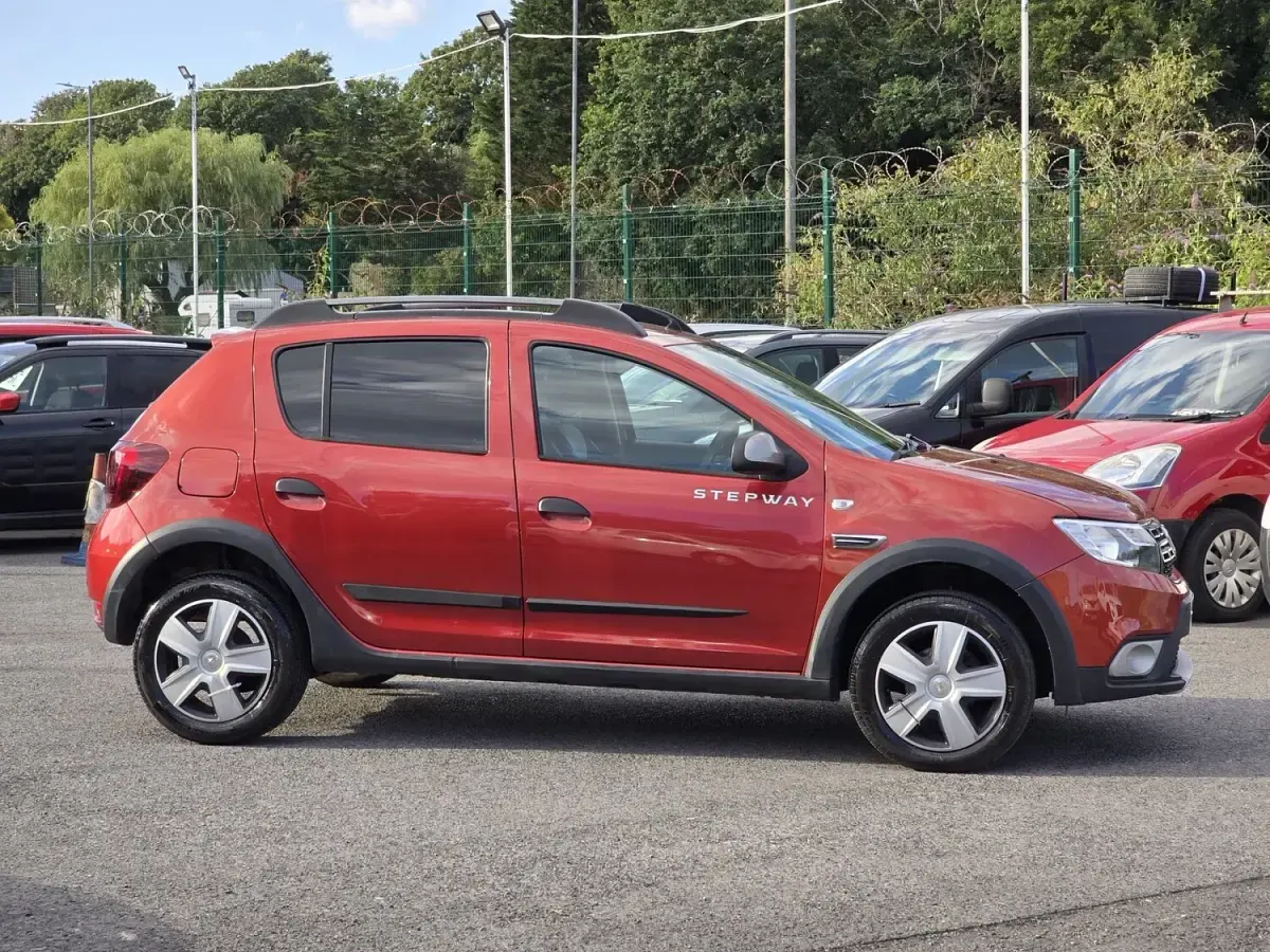 Used Dacia Sandero Essentiel 90 HP (66 kW) 2018 Red Hatchback