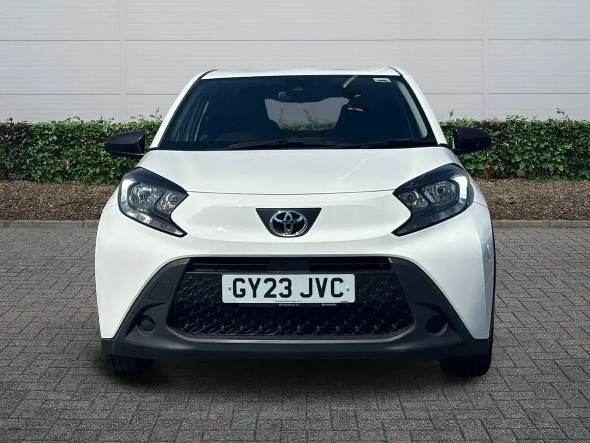 Used Toyota Aygo X PURE 72 HP (52 kW) 2023 White SUV