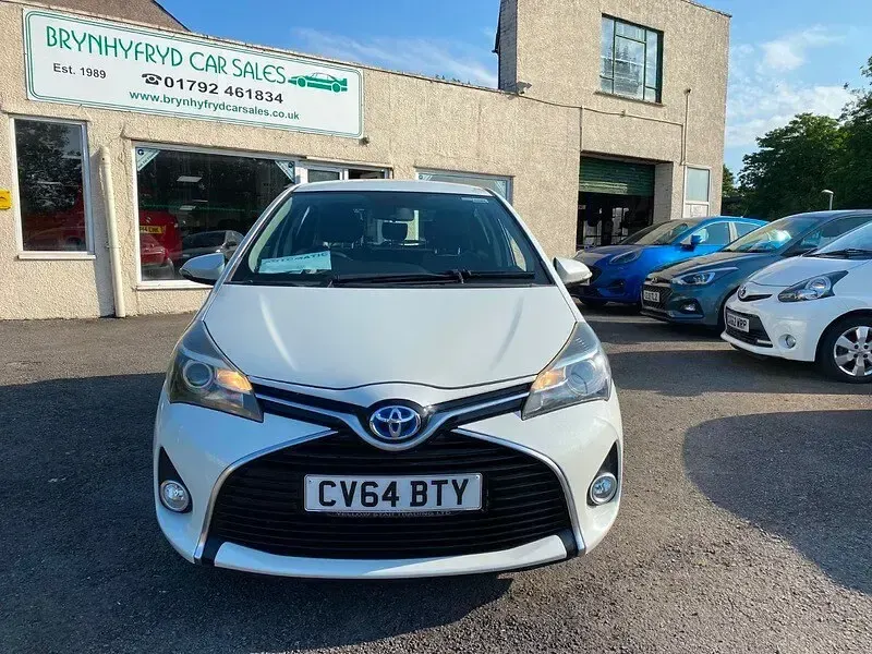 Used Toyota Yaris 101 HP (74 kW) 2014 Glacier white pearl metallic Hatchback