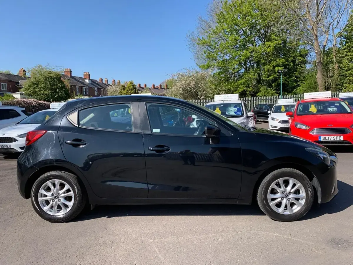 Begagnad Mazda 2 2018 Svart Halvkombi