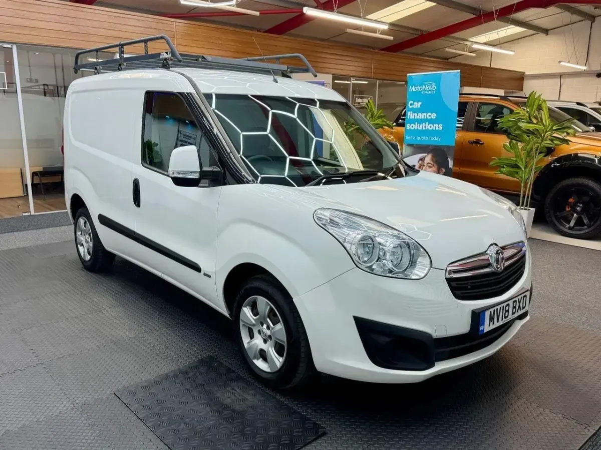 Usado Vauxhall Combo Sportive 95 HP (69 kW) 2018 Branco Monovolume