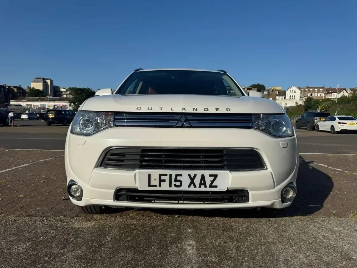 Used Mitsubishi Outlander P-HEV 2015 White Estate