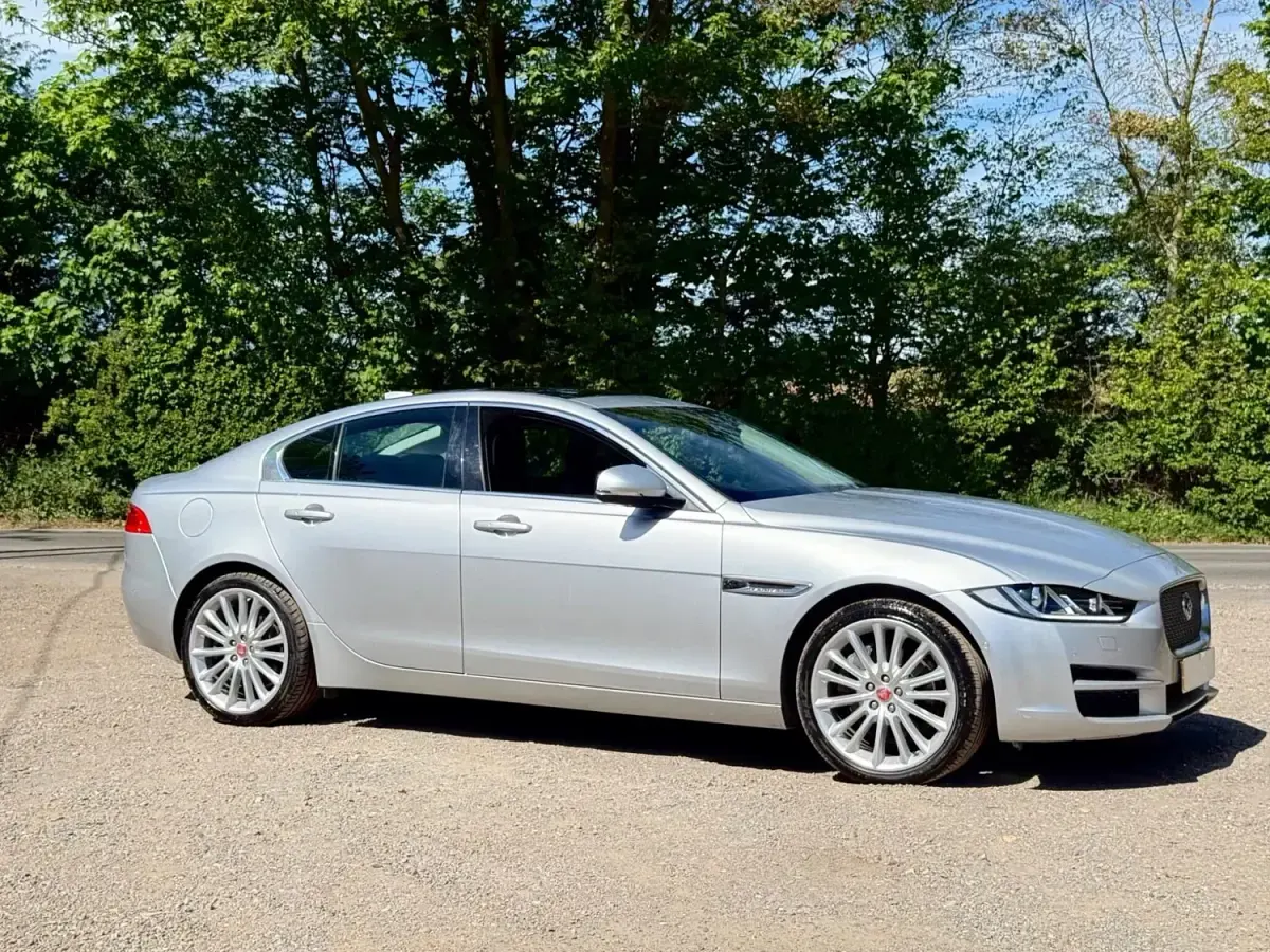 Usado Jaguar XE Portfolio 2017 Prateado Sedan