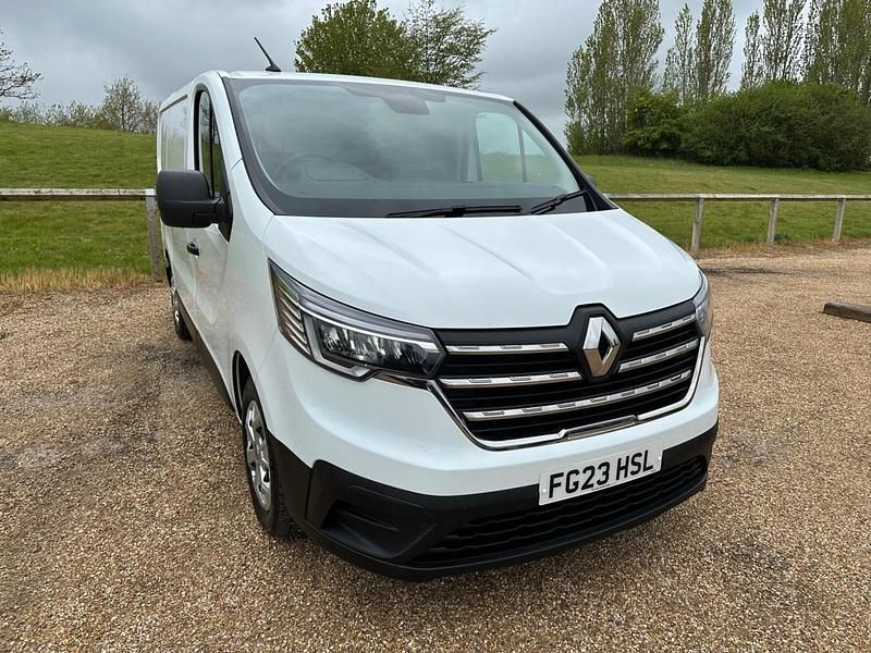 White Used 2023 Renault Trafic Business MPV | £13,975 (Good price) - Image 1/4
