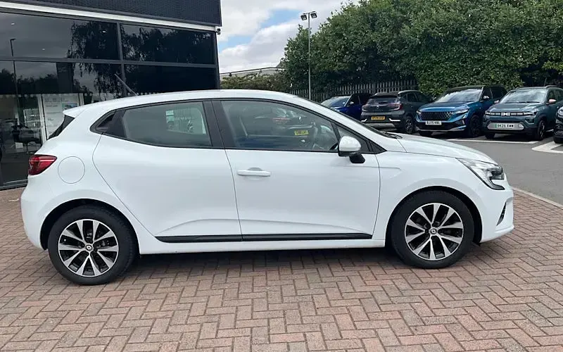 Used Renault Clio Iconic 90 HP (66 kW) 2021 White Hatchback
