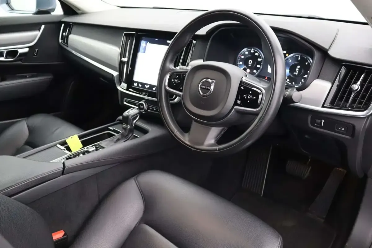 Used Volvo S90 Momentum 190 HP (139 kW) 2019 Blue Sedan