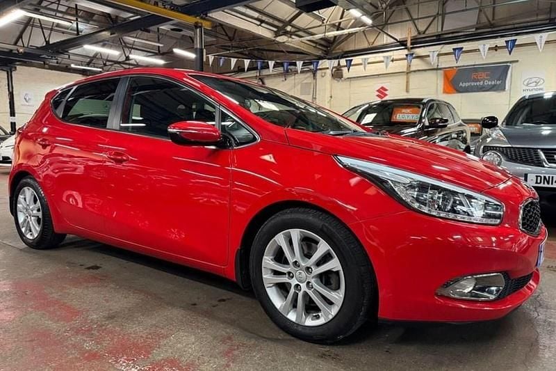 Red Used 2015 Kia Ceed 3 Hatchback | £5,495 (Good price) - Image 1/1