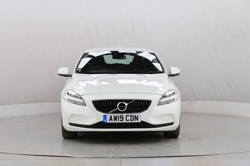 Used Volvo V40 Momentum 120 HP (88 kW) 2019 White Hatchback