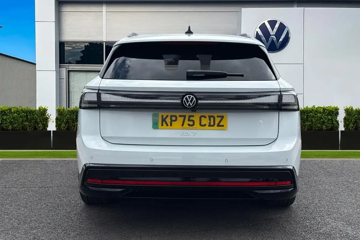 Used VW ID.7 Pro 210 kW (286 HP) 2025 White Estate