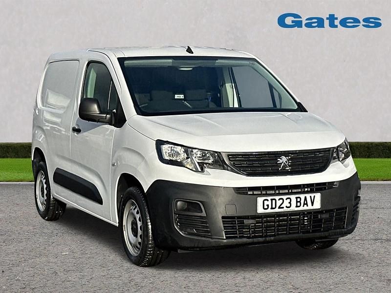 White Used 2023 Peugeot Partner Premium MPV | £13,999 (Fair price) - Image 1/4