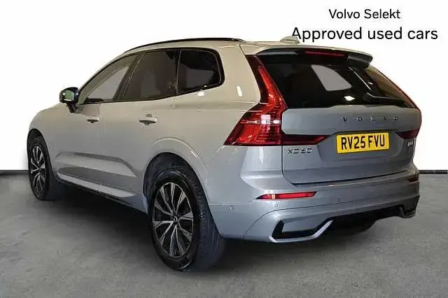 Usado Volvo XC60 Plus 250 HP (183 kW) 2025 Prateado SUV