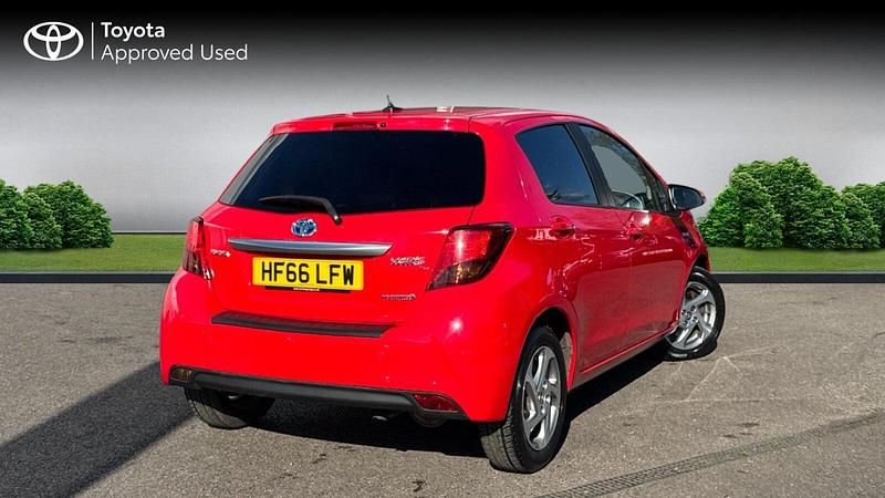 Used Toyota Yaris Hybrid 101 HP (74 kW) 2016 Chilli red Hatchback