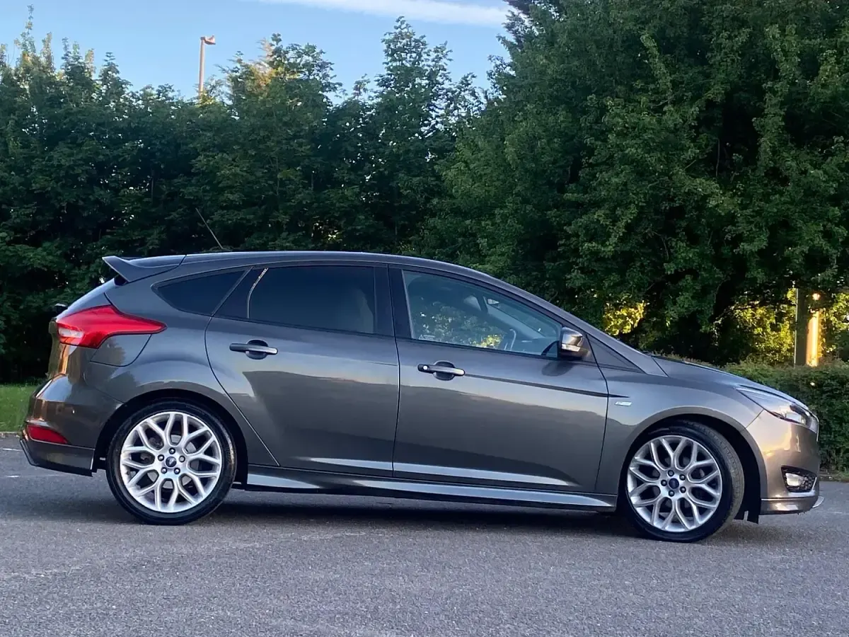 Used Ford Focus ST-Line 125 HP (91 kW) 2016 Grey Hatchback