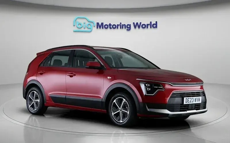 Gebraucht Kia Niro 141 PS (103 kW) 2023 Rot SUV