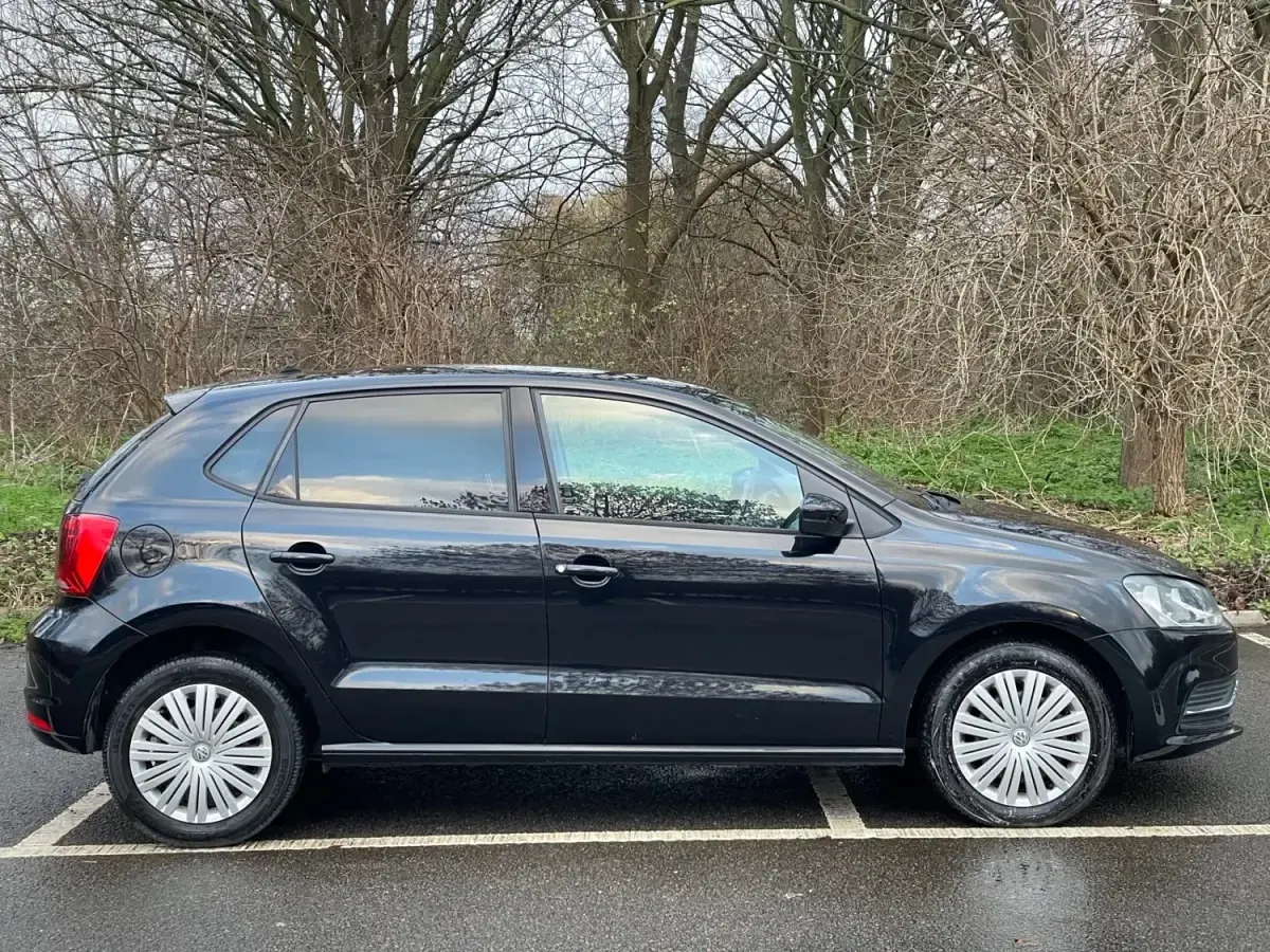 Begagnad VW Polo 2016 Svart Halvkombi