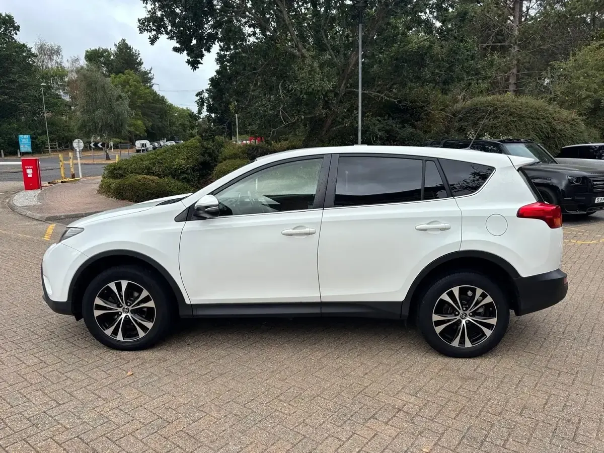 Used Toyota RAV4 124 HP (91 kW) 2015 White SUV