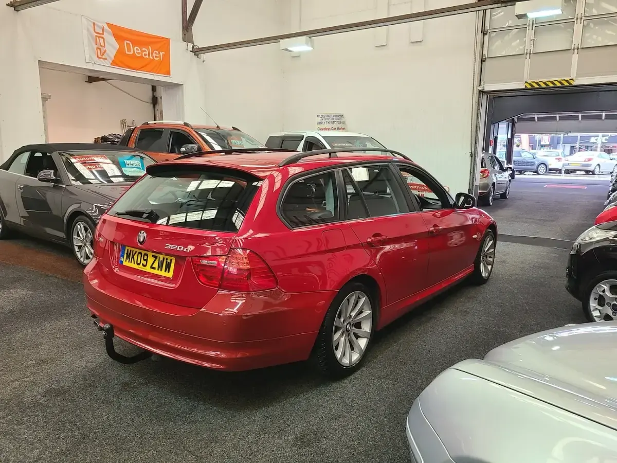 Used BMW 320 174 HP (127 kW) 2009 Red Estate