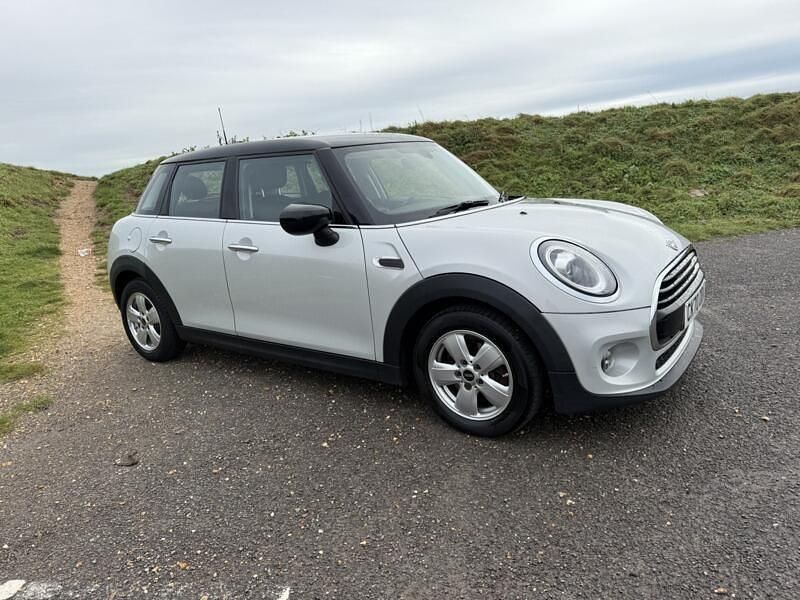 Begagnad Mini Cooper Classic 136 HK (100 kW) 2020 Silver Halvkombi