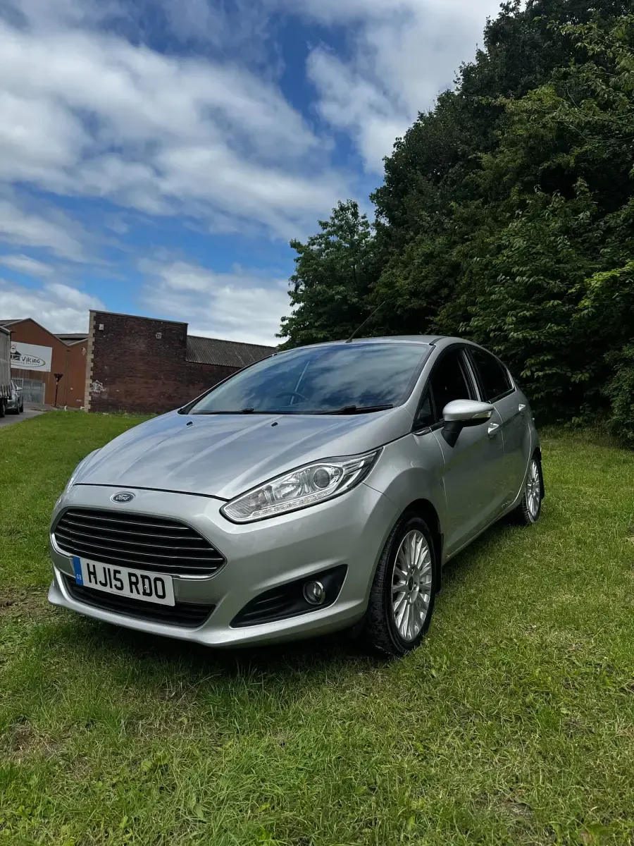 Used Ford Fiesta Titanium 100 HP (73 kW) 2015 Silver Hatchback