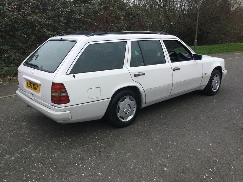 Used Mercedes E200 1994 Alpine white Estate
