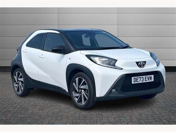 Pure white with black Used 2023 Toyota Aygo Hatchback | £13,250 (Fair price) - Image 1/4