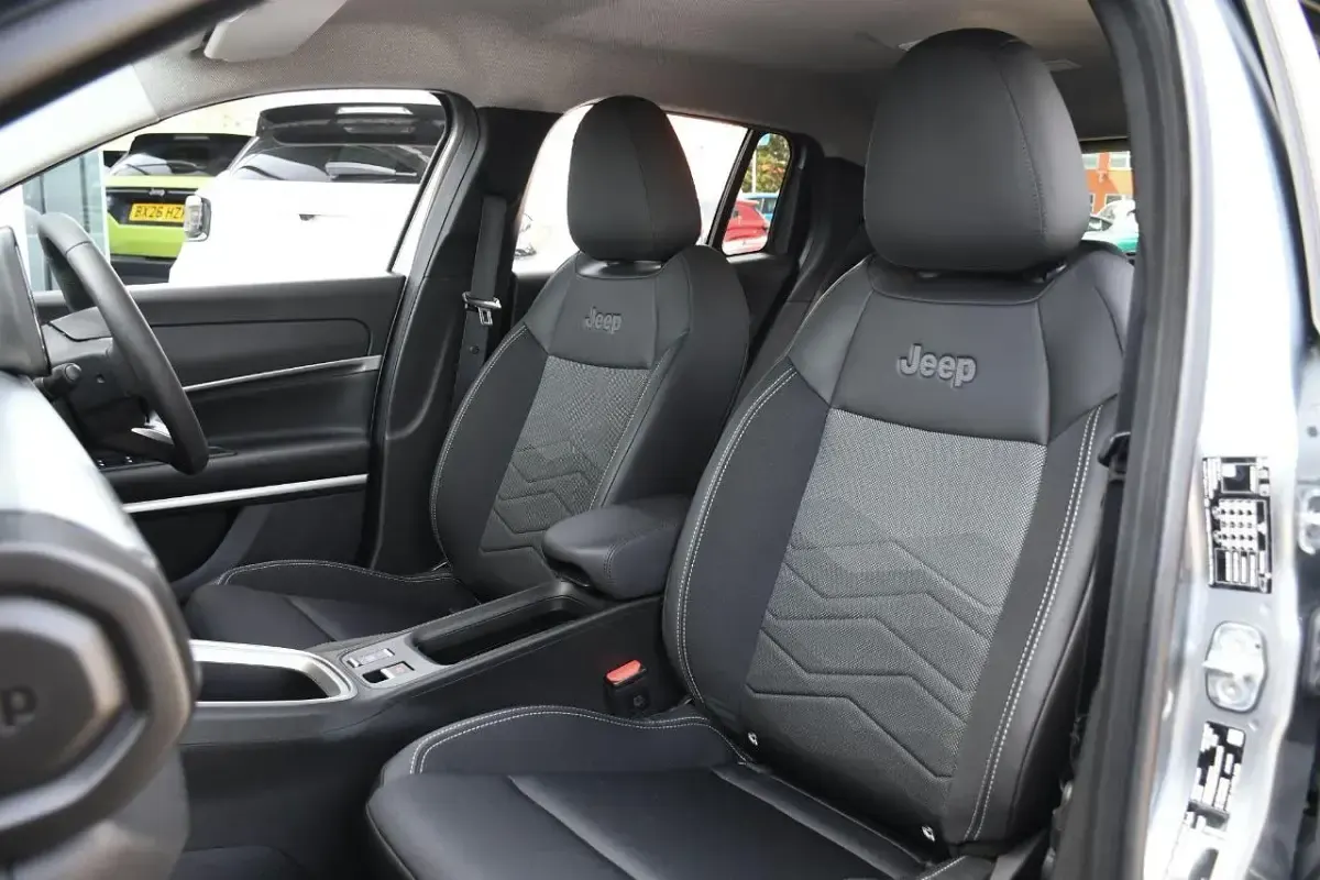 Used Jeep Avenger EV Summit 113 kW (154 HP) 2025 Grey SUV