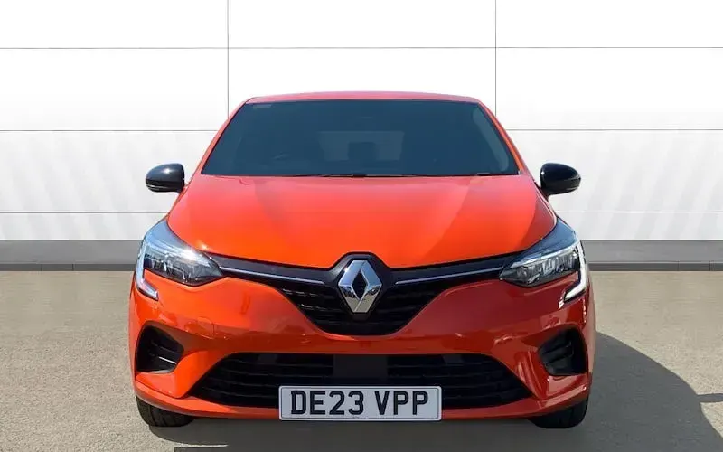 Used Renault Clio V Evolution 145 HP (106 kW) 2023 Orange Hatchback