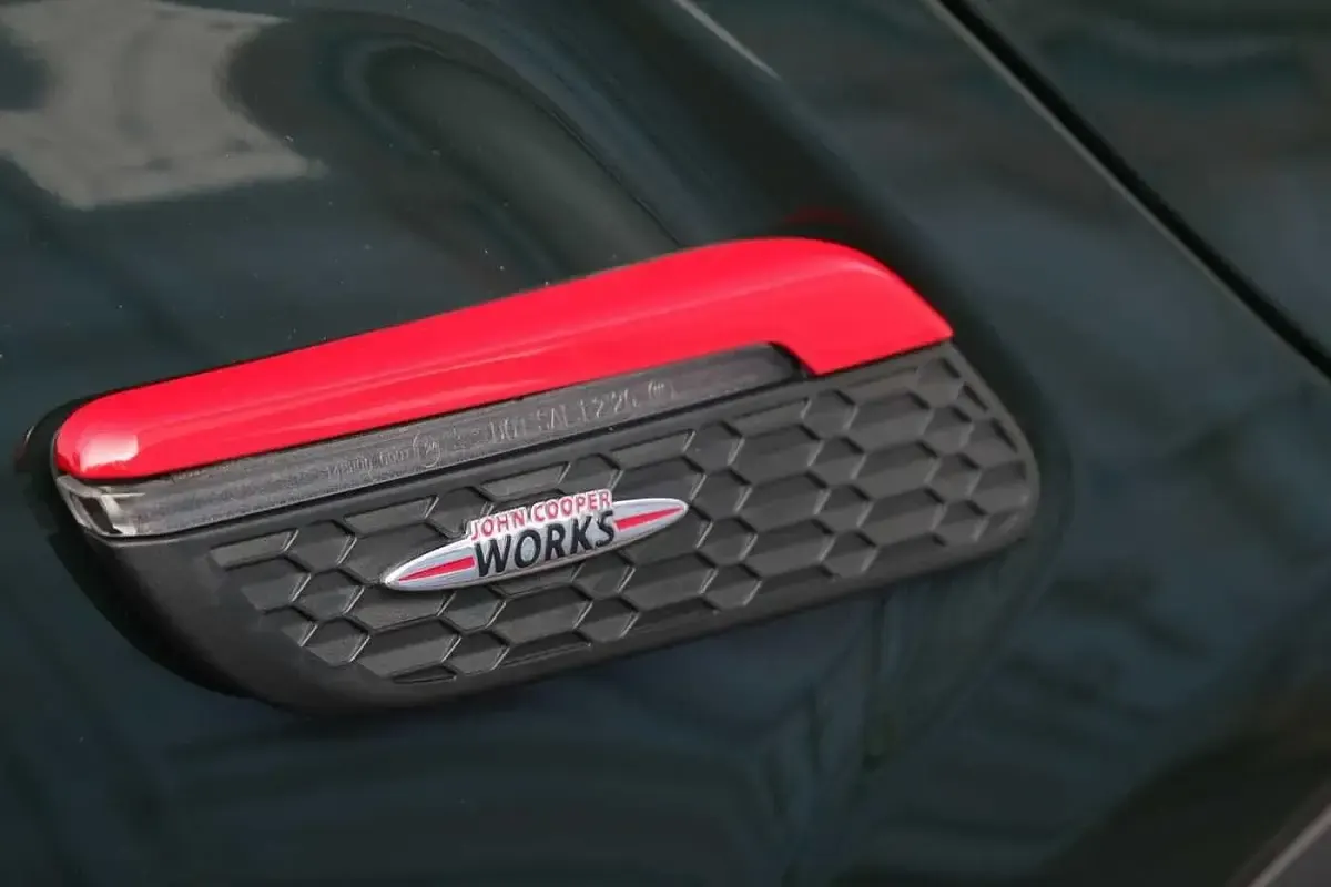 Begagnad Mini John Cooper Works Hatch 2022 Grön Halvkombi