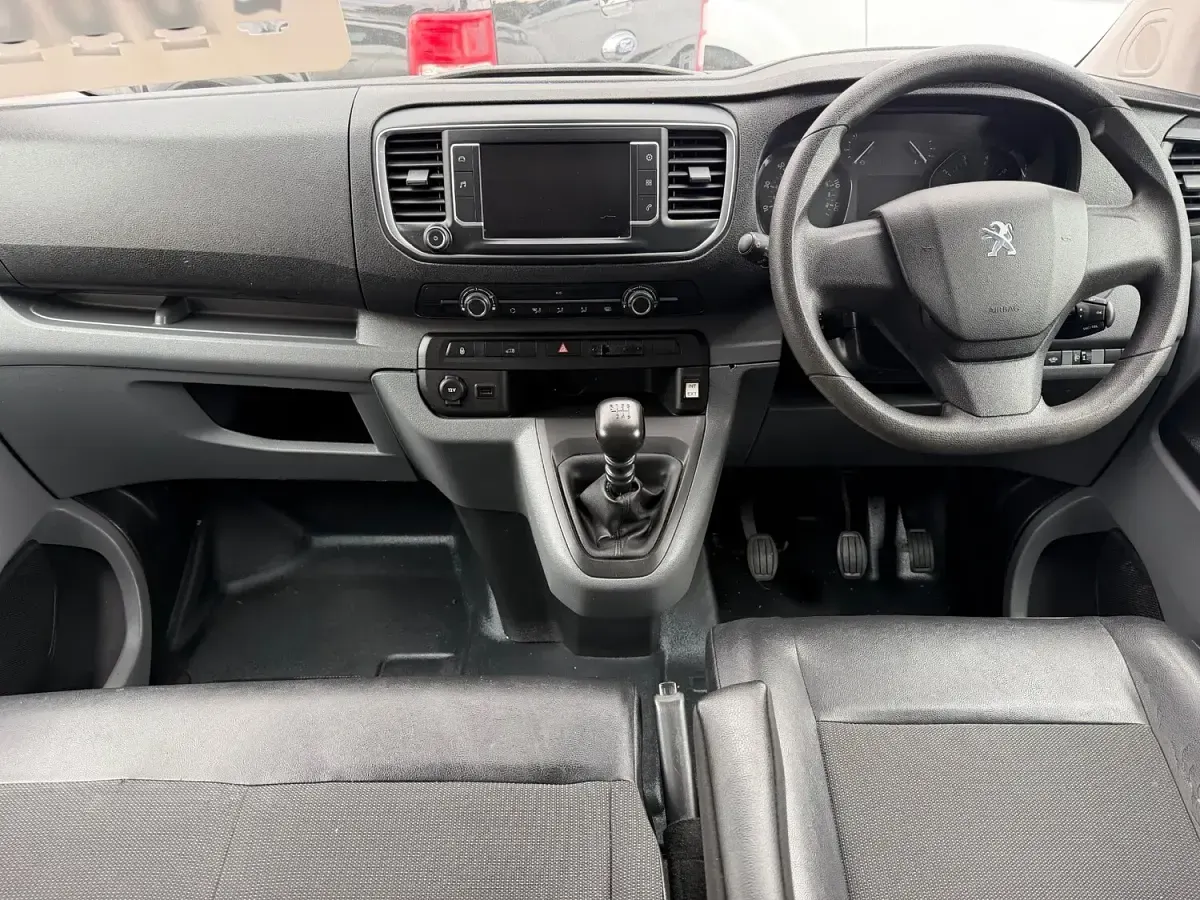 Used Peugeot Expert Premium 145 HP (106 kW) 2022 White Van