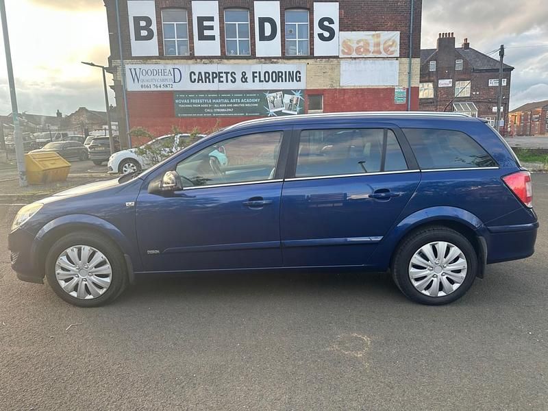 Used Vauxhall Astra Design Edition 120 HP (88 kW) 2007 Blue Estate