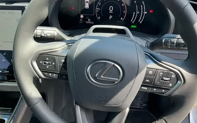 Used Lexus LBX 136 HP (100 kW) 2025 Silver SUV