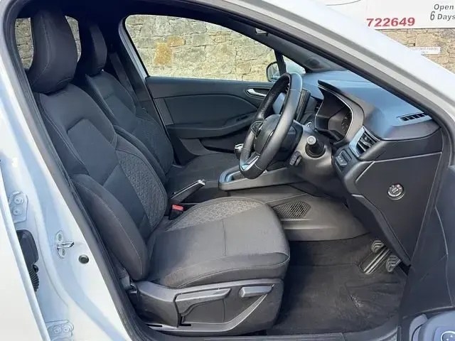 Used Renault Clio Iconic 100 HP (73 kW) 2020 White Hatchback