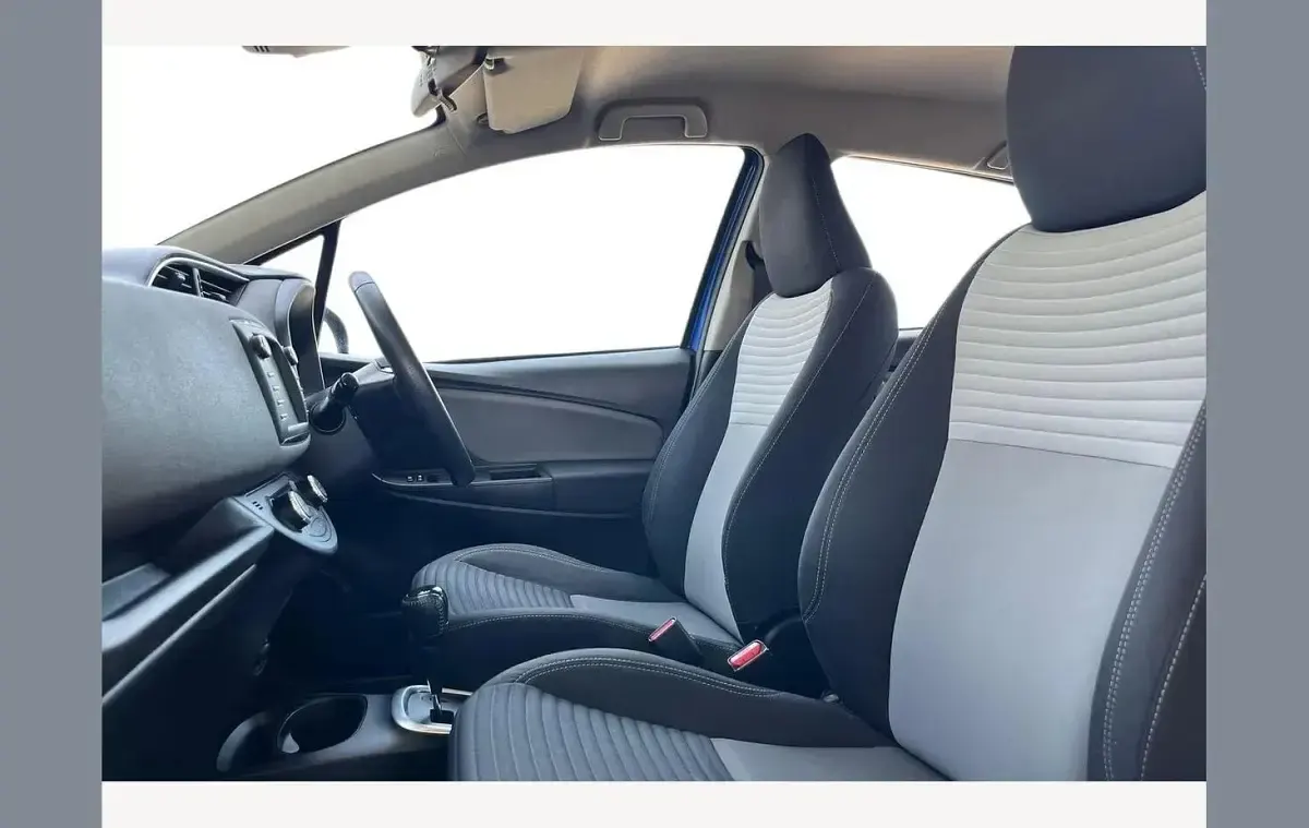 Used Toyota Yaris Hybrid 100 HP (73 kW) 2019 Blue Hatchback