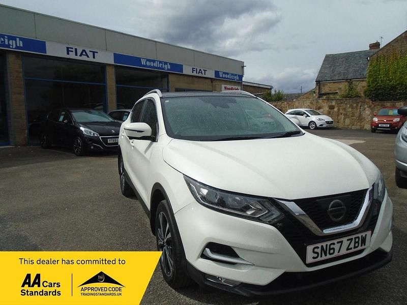 White Used 2017 Nissan Qashqai N-Connecta SUV | £8,995 (Fair price) - Image 1/4