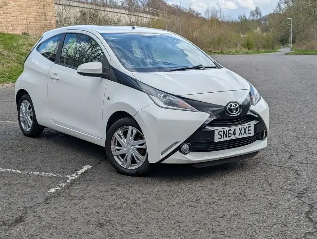 Used Toyota Aygo x-press 68 HP (50 kW) 2014 White Hatchback