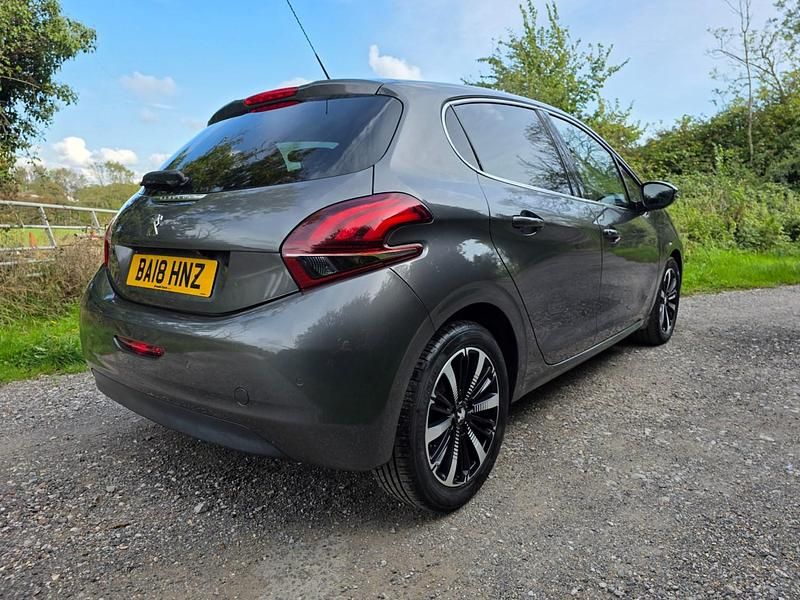 Used Peugeot 208 Allure Premium 82 HP (60 kW) 2018 Grey Hatchback