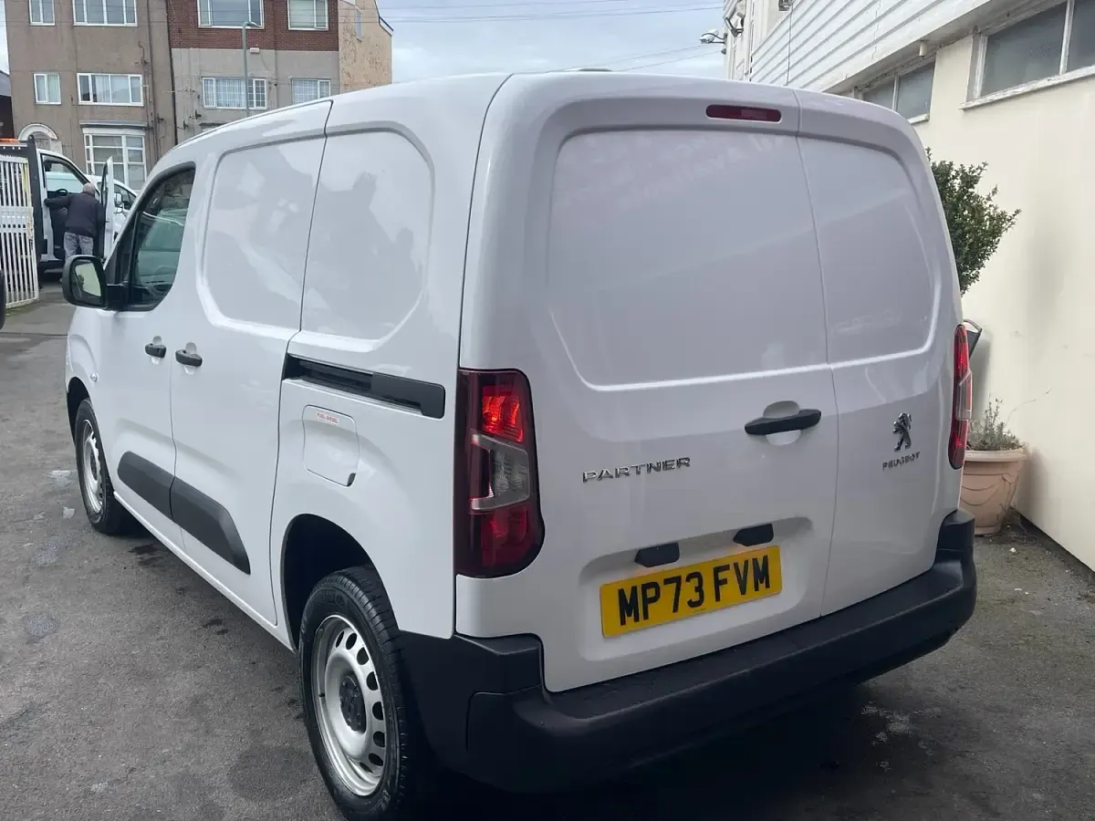Used Peugeot Partner Premium 131 HP (96 kW) 2024 White MPV