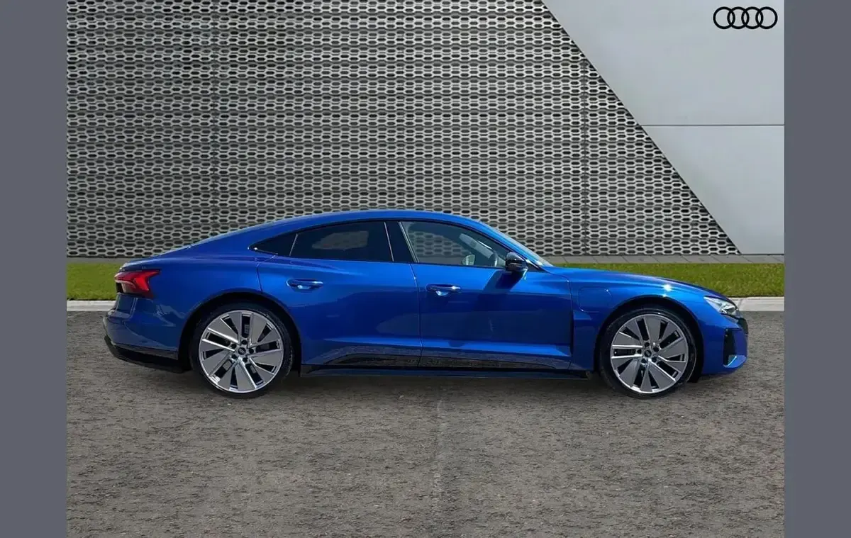 Usado Audi e-tron GT quattro Comfort 475 kW (646 HP) 2023 Azul Sedan